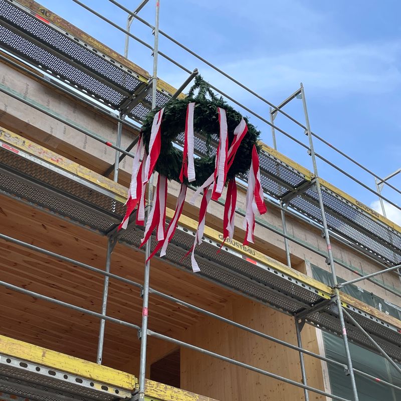 Richtkranz an Fassade